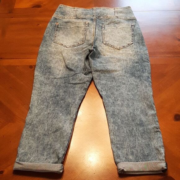 No Boundaries Acid Washed High Waist Jean Capri - Picture 6 of 9